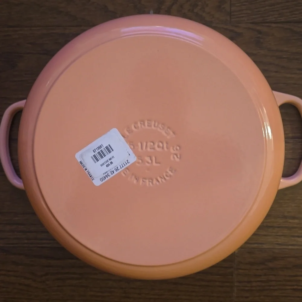 Le Creuset Signature Round Dutch Oven, 5.5 Qt., Color Pêche, Retail $434.95 USD